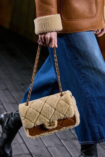 Сумка Chanel 24K Teddy Bear Medium Classic Flap Bag in Shearling & Brown Quilted Lambskin/Gold Hardware 620 фото