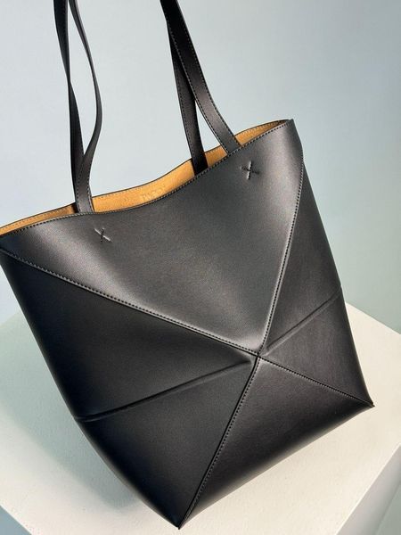 Cумка Loewe Medium Puzzle Fold Tote Bag in Shiny Calfskin Black 99363 фото