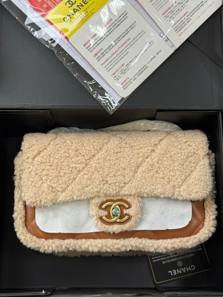 Сумка Chanel 24K Teddy Bear Medium Classic Flap Bag in Shearling & Brown Quilted Lambskin/Gold Hardware 620 фото