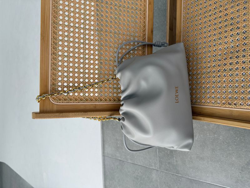 Сумка Loewe Flamenco Medium Purse in Mellow Nappa Lambskin Shell Grey 622 фото