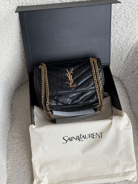Сумка Saint Laurent Niki Baby Shoulder Bag in Black Quilted Crinkled Glossed Leather/Gold-Tone Hardware 627 фото