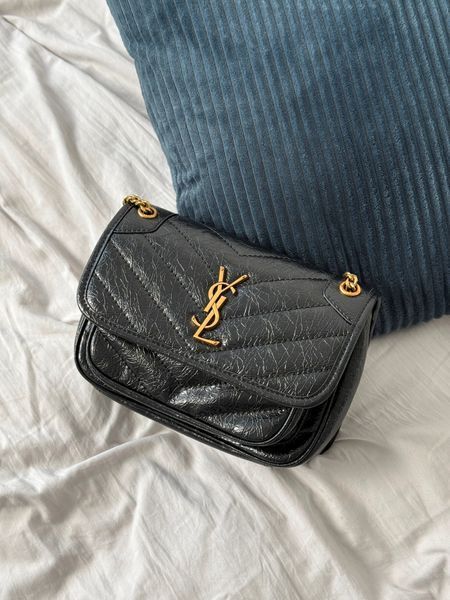 Сумка Saint Laurent Niki Baby Shoulder Bag in Black Quilted Crinkled Glossed Leather/Gold-Tone Hardware 627 фото