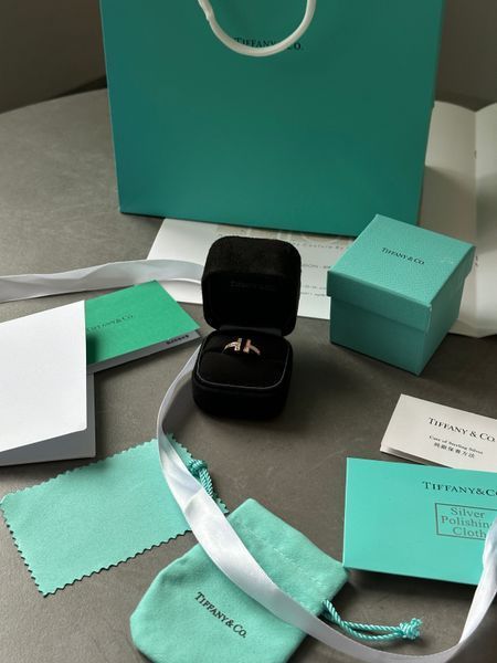 Каблучка Tiffany T Wire Ring in Rose Gold 18k Mother-of-pearl 0407 фото