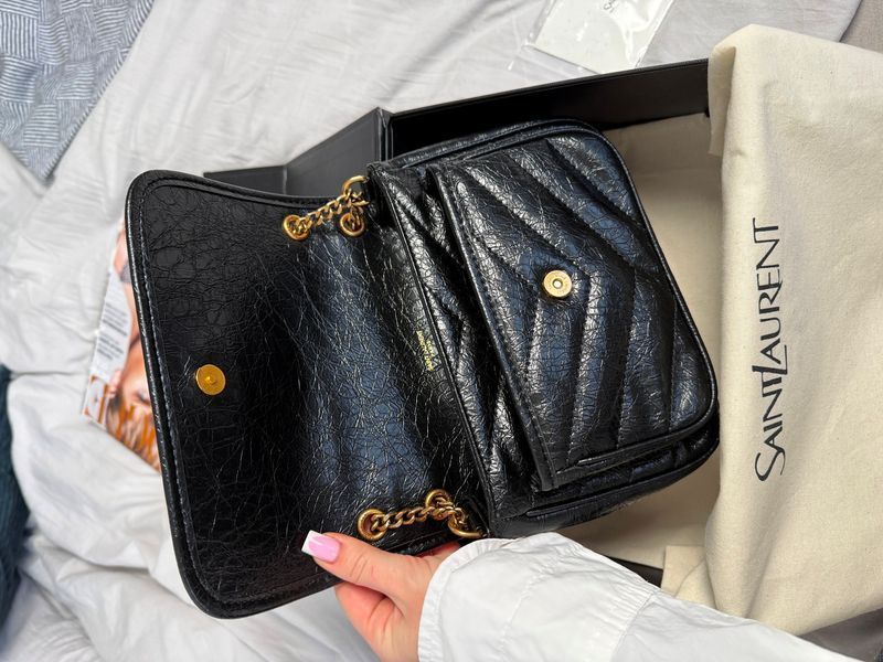 Сумка Saint Laurent Niki Baby Shoulder Bag in Black Quilted Crinkled Glossed Leather/Gold-Tone Hardware 627 фото
