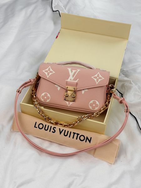 Cумка Louis Vuitton Pochette M&eacute;tis East West Bag in Pink/Quartz Monogram Empreinte Leather 209 фото