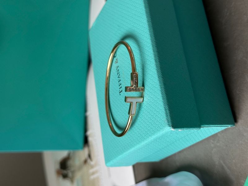 Браслет Tiffany T Wire Bracelet in Rose Gold 18k with Diamonds/Mother-of-pearl JW0404 фото