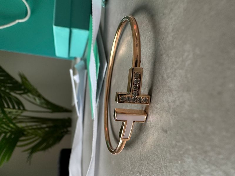 Браслет Tiffany T Wire Bracelet in Rose Gold 18k with Diamonds/Mother-of-pearl JW0404 фото
