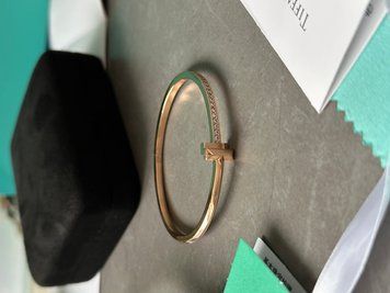 Браслет Tiffany T T1 Narrow Diamond Hinged Bangle Yellow Gold 18k JW0403 фото