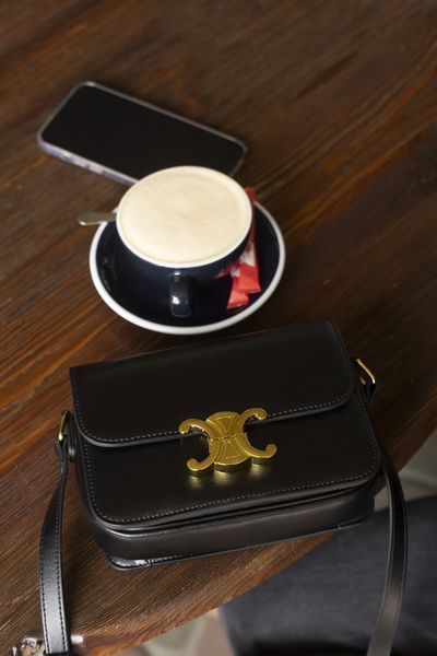 Сумка Celine Classique Triomphe Teen Crossbody Bag in Black Calfskin/Gold Hardware 0323 фото
