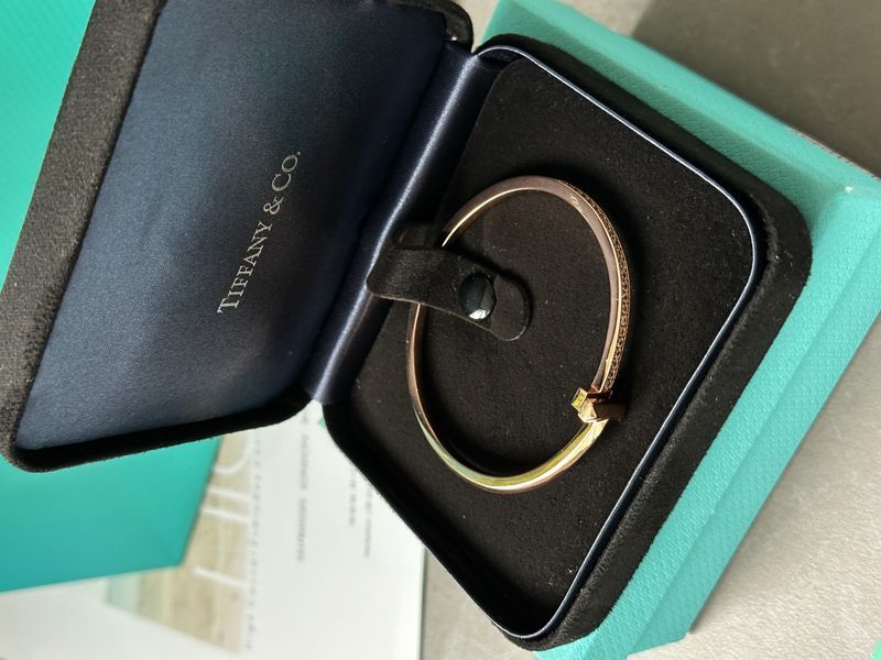 Браслет Tiffany T T1 Narrow Diamond Hinged Bangle Yellow Gold 18k JW0403 фото