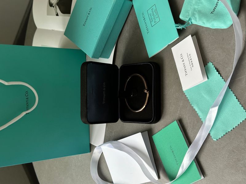 Браслет Tiffany T T1 Narrow Diamond Hinged Bangle Yellow Gold 18k JW0403 фото