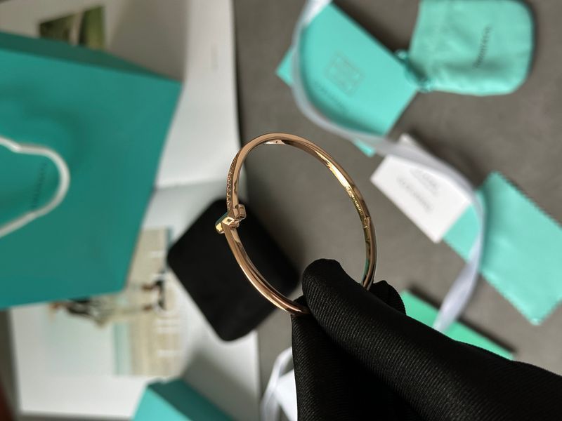 Браслет Tiffany T T1 Narrow Diamond Hinged Bangle Yellow Gold 18k JW0403 фото