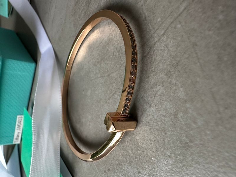 Браслет Tiffany T T1 Narrow Diamond Hinged Bangle Yellow Gold 18k JW0403 фото