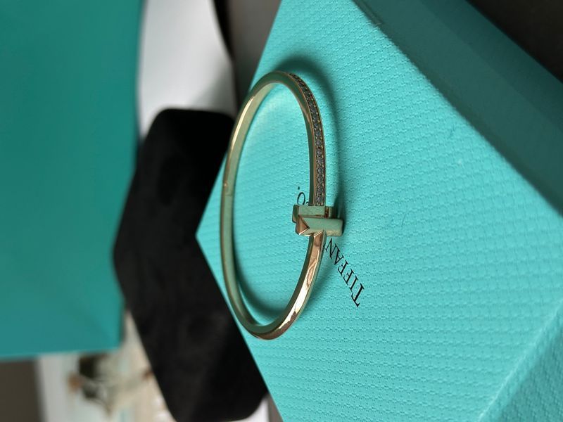 Браслет Tiffany T T1 Narrow Diamond Hinged Bangle Yellow Gold 18k JW0403 фото