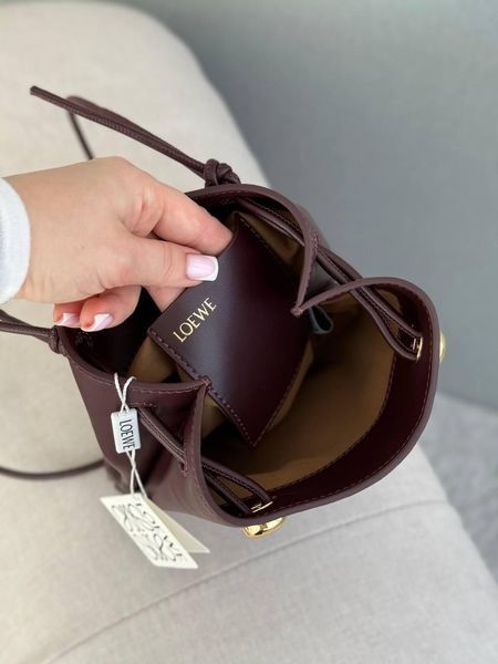 Cумка Loewe Pebble Pouch Bag in Burgundy Smooth Calfskin 484 фото