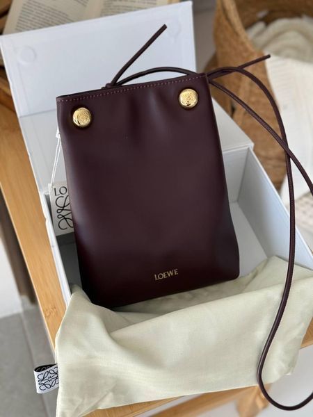 Cумка Loewe Pebble Pouch Bag in Burgundy Smooth Calfskin 484 фото