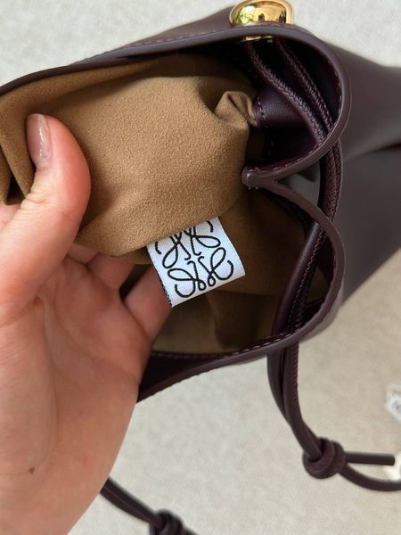 Cумка Loewe Pebble Pouch Bag in Burgundy Smooth Calfskin 484 фото