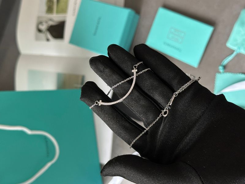 Підвіска Tiffany T Smile Pendant in White Gold 18k with Diamonds 0401 фото