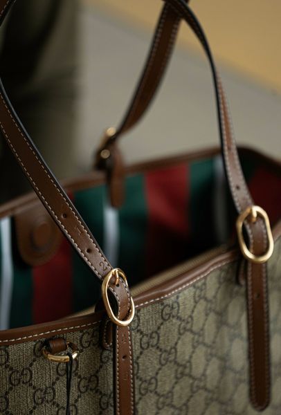 Сумка Gucci GG Emblem Medium Tote Bag Beige and Brown Monogram Coated Canvas 595 фото