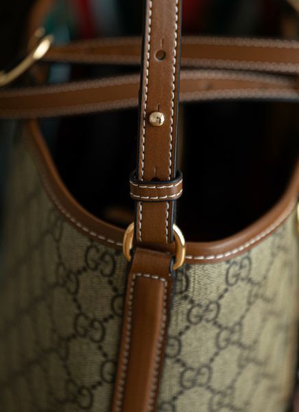 Сумка Gucci GG Emblem Medium Tote Bag Beige and Brown Monogram Coated Canvas 595 фото