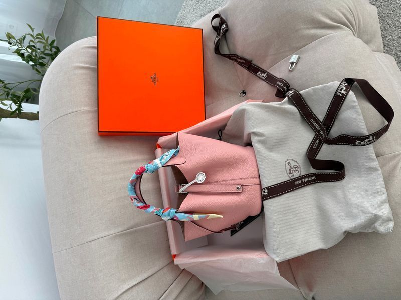 Сумка Hermes Picotin Lock 18 PM Bag in Rose Sakura Taurillon Clemence Leather/Palladium Hardware 411 фото