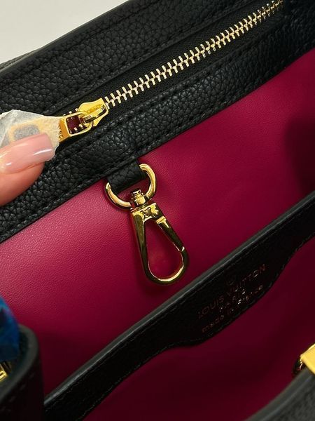 Сумка Louis Vuitton Capucines BB in Black Taurillon Leather/Gold Hardware 488 фото
