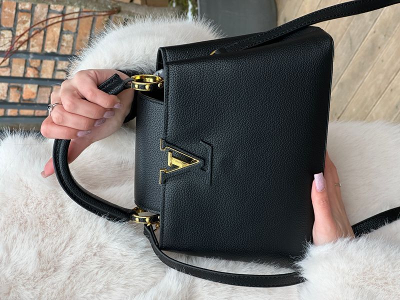 Сумка Louis Vuitton Capucines BB in Black Taurillon Leather/Gold Hardware 488 фото