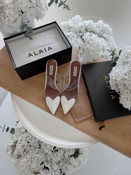 Брендові жіночі мюлі Alaia Le Coeur Heart 90 Mules in White Patent Leather Premium Quality 36 026 фото