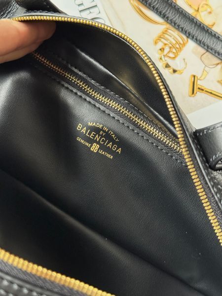 Сумка Balenciaga Carrie Bowling Bag Small in Black Calfskin/Aged-Gold Hardware 991078 фото