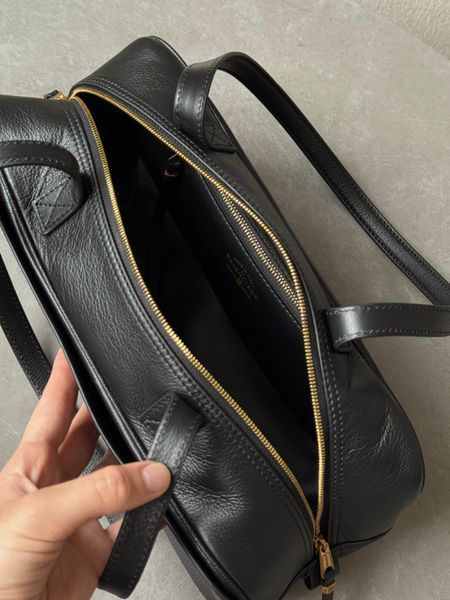 Сумка Balenciaga Carrie Bowling Bag Small in Black Calfskin/Aged-Gold Hardware 991078 фото
