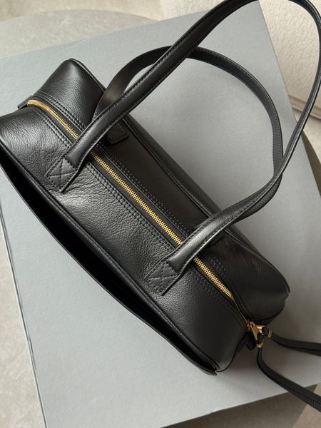Сумка Balenciaga Carrie Bowling Bag Small in Black Calfskin/Aged-Gold Hardware 991078 фото