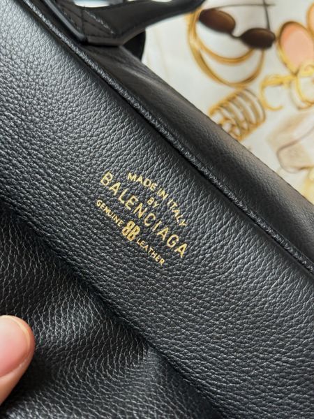 Сумка Balenciaga Carrie Bowling Bag Small in Black Calfskin/Aged-Gold Hardware 991078 фото