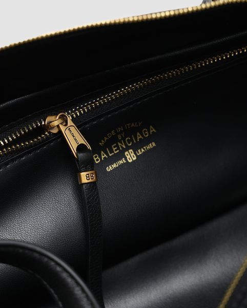Сумка Balenciaga Carrie Bowling Bag Small in Black Calfskin/Aged-Gold Hardware 991078 фото