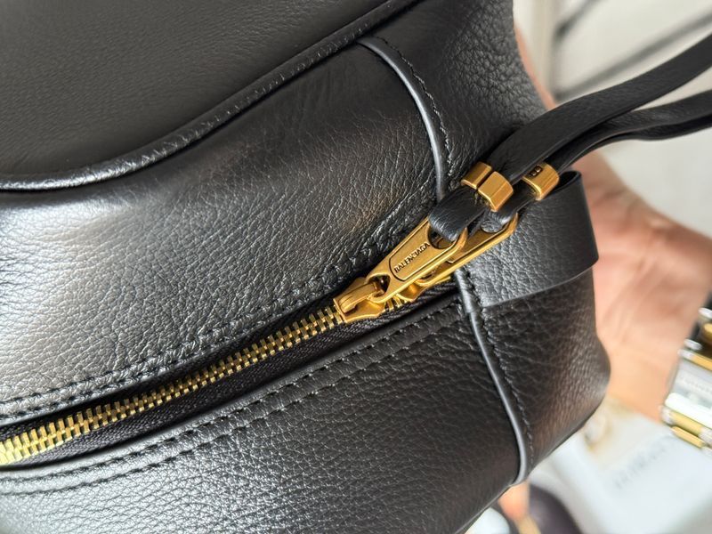 Сумка Balenciaga Carrie Bowling Bag Small in Black Calfskin/Aged-Gold Hardware 991078 фото
