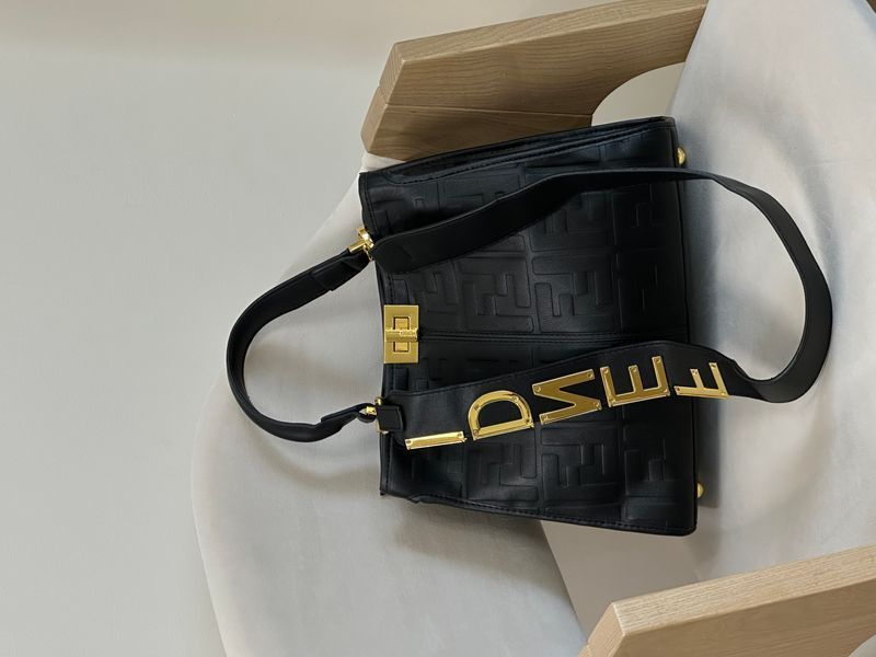 Сумка Fendi Peekaboo Large Iconic Essentially Top Handle Bag in FF Embossed Leather Black 0248 фото
