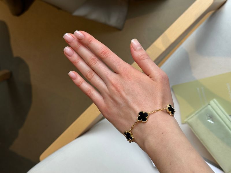 Браслет Van Cleef & Arpels Bracelet Vintage Alhambra Black Onyx K18 Yellow Gold JW0114 фото