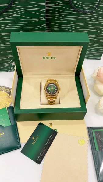 Годинник Rolex Day-Date 40 Yellow Gold/Green Ombre 9882 фото
