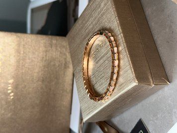 Браслет Bvlgari Serpenti Viper Bracelet 18K Rose Gold with Mother-of-Pearl/Diamonds JW0308 фото