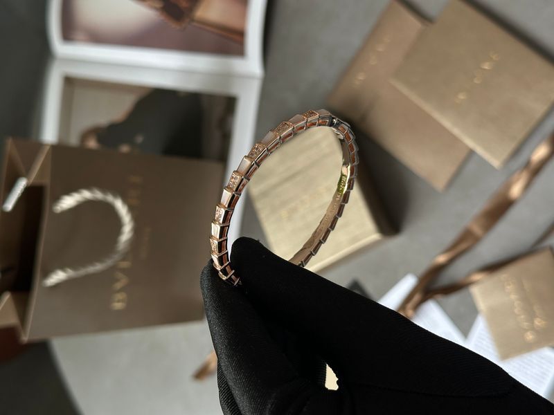 Браслет Bvlgari Serpenti Viper Bracelet 18K Rose Gold with Mother-of-Pearl/Diamonds JW0308 фото