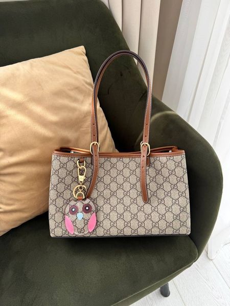 Сумка Gucci GG Emblem Medium Tote Bag Beige and Brown Monogram Coated Canvas 595 фото
