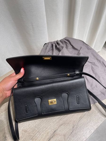 Cумка Balenciaga Bel Air Small Clutch in Black Smooth Calfskin/Aged-Gold Hardware 501 фото
