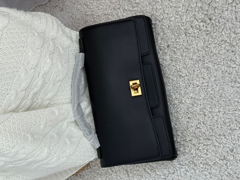 Cумка Balenciaga Bel Air Small Clutch in Black Smooth Calfskin/Aged-Gold Hardware 501 фото