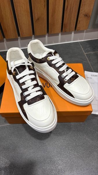Женские кеды Louis Vuitton Time Out White Calfskin Embossed Monogram Sneakers 38 0011 фото