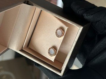 Сережки Bvlgari Stud Earrings 18K Rose Gold/Mother-of-Pearl JW0304 фото