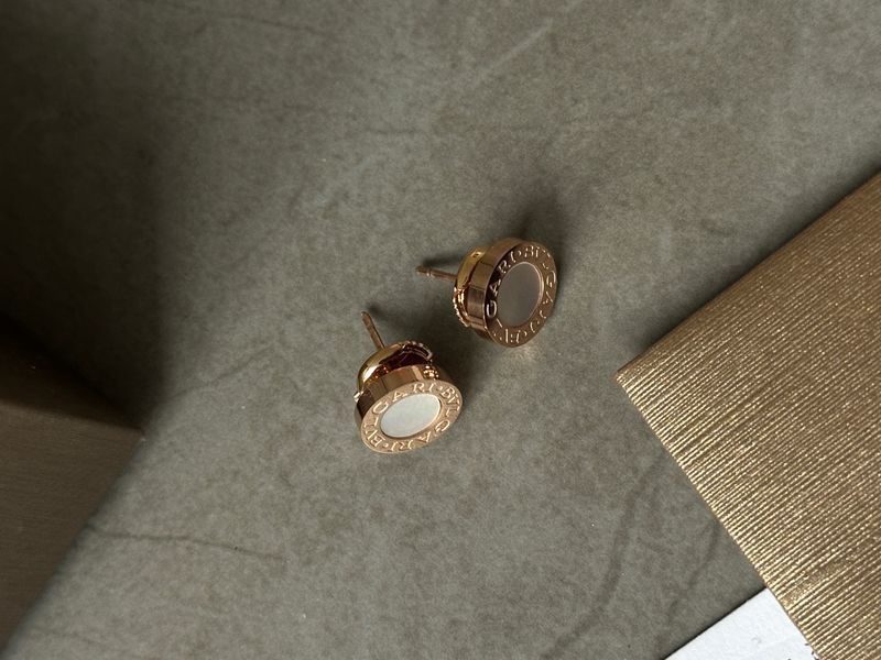 Сережки Bvlgari Stud Earrings 18K Rose Gold/Mother-of-Pearl JW0304 фото