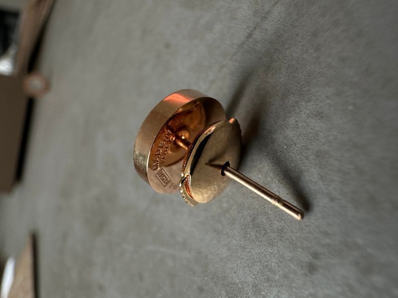 Сережки Bvlgari Stud Earrings 18K Rose Gold/Mother-of-Pearl JW0304 фото