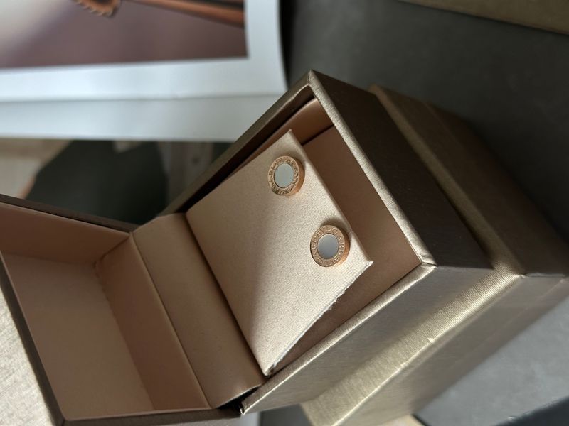Сережки Bvlgari Stud Earrings 18K Rose Gold/Mother-of-Pearl JW0304 фото