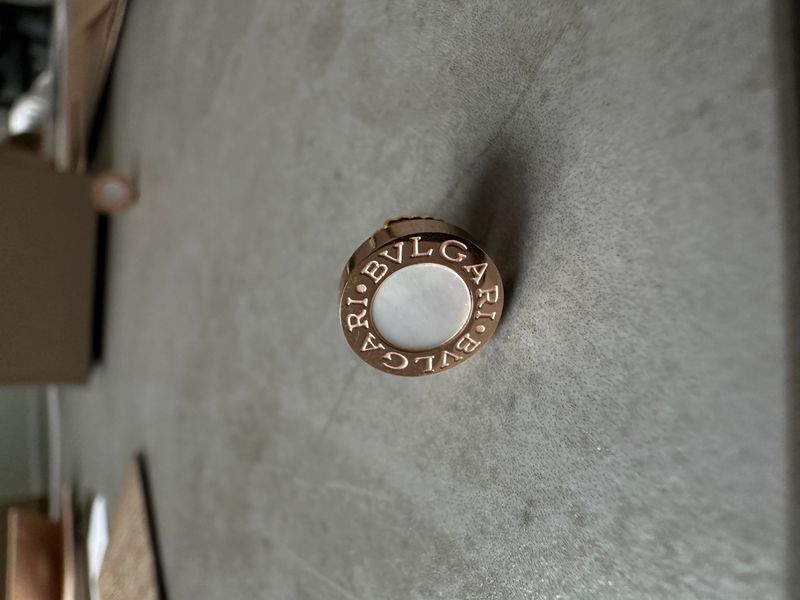 Сережки Bvlgari Stud Earrings 18K Rose Gold/Mother-of-Pearl JW0304 фото