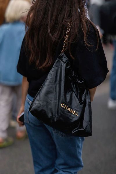 Сумка Chanel 22 Small Hobo Bag in Black Shiny Quilted Calfskin & Gold-Tone Metal 10183 фото
