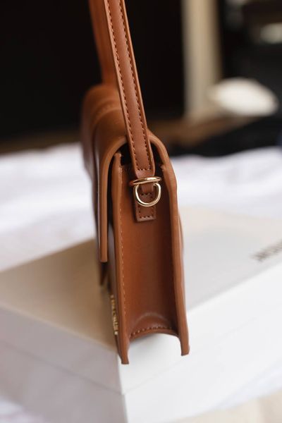Сумка Jacquemus Le Grand Bambino Long Bag in Brown Leather 0492 фото